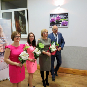 Pracownice biblioteki otrzymały od Wójta gminy, Henryka Macha,  kwiaty